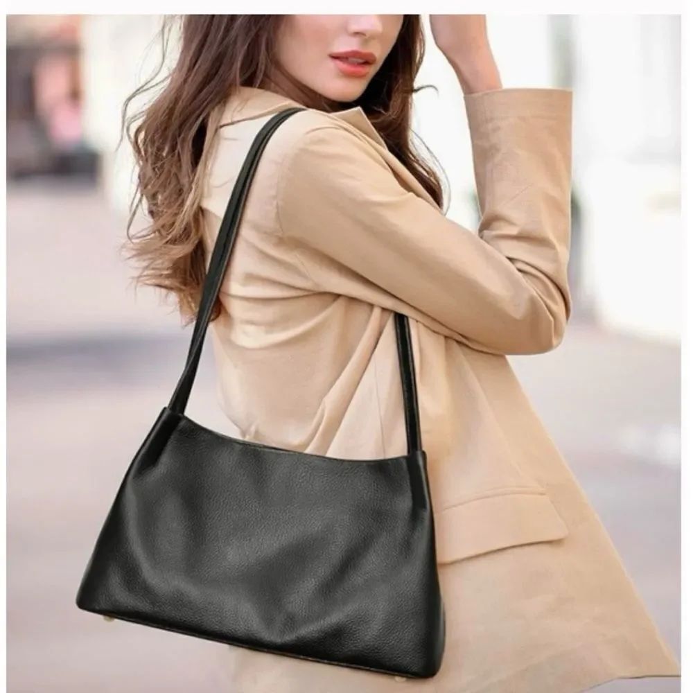 Kattee  Cowhide Leather shoulder bag in Black Size Medium